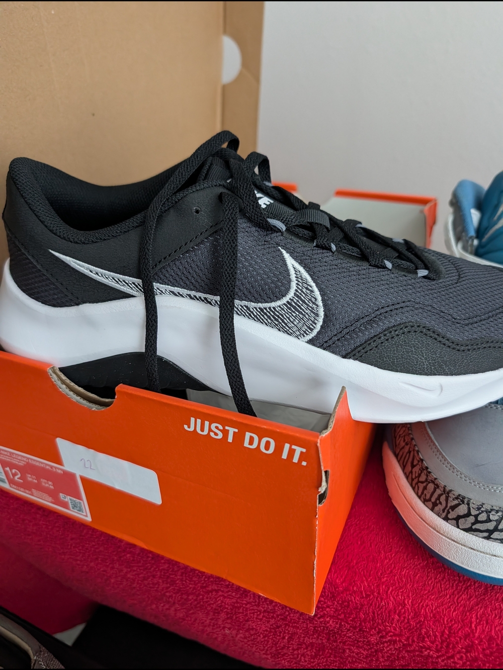 Nike Legend Essentials Men’s Black & White Low-Top Sneakers